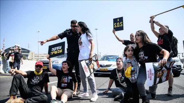 كفى لحكومة الدمار.. محتجون غاضبون يغلقون طريقا سريعا في تل أبيب (شاهد)