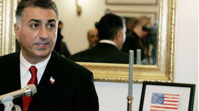 زيارة ولي عهد إيران السابق تشعل لندن بالاحتجاجات.. ماذا دار بينه وبين جونسون؟