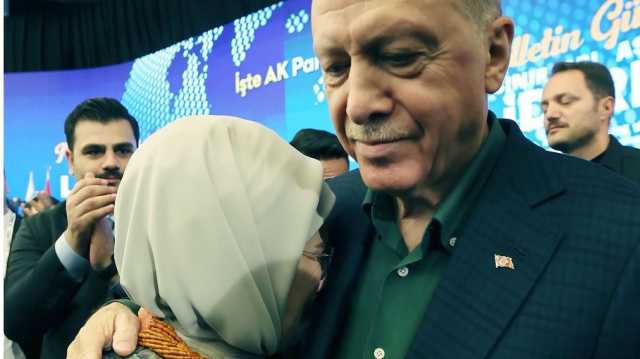 أمينة أردوغان تبكي أثناء خطاب زوجها عن نزح سلاح العمال الكردستاني (شاهد)