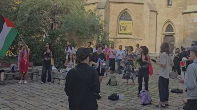 بأطباق فارغة.. طلاب يحتجون على الإبادة في غزة أمام خارجية النمسا (شاهد)