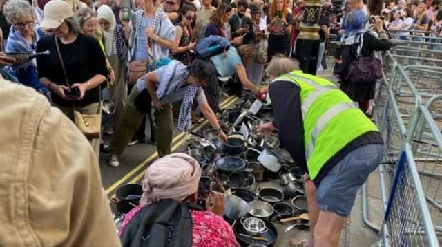 بطناجر فارغة.. عشرات الآلاف أمام مقر الحكومة البريطانية رفضًا لتجويع غزة