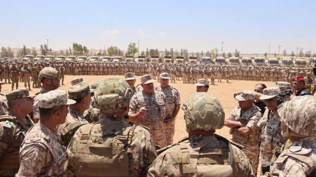 قائد الجيش الأردني يزور نقاط قرب الحدود مع سوريا.. وجّه برفع الجاهزية (صور)