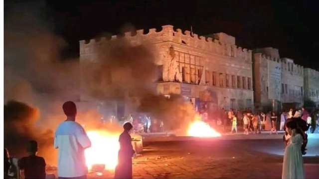 محتجون يمزقون صور رئيس دولة الإمارات بالمكلا شرق اليمن (شاهد)