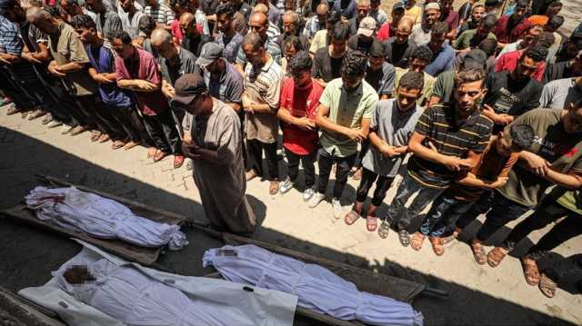 عشرات الشهداء أغلبهم من النساء والأطفال ومنتظري المساعدات.. وإخلاءات جديدة بخانيونس