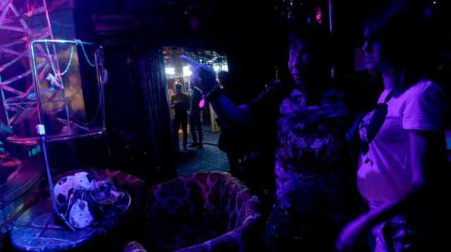 راقصة تعرٍ سابقة تلاحق نوادٍ ليلية في نيويورك بتهمة اغتصابها