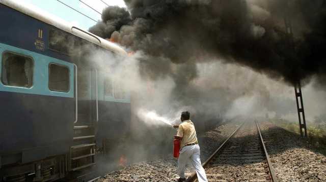 كوب شاي يودي بحياة تسعة أشخاص داخل عربة قطار في الهند (شاهد)