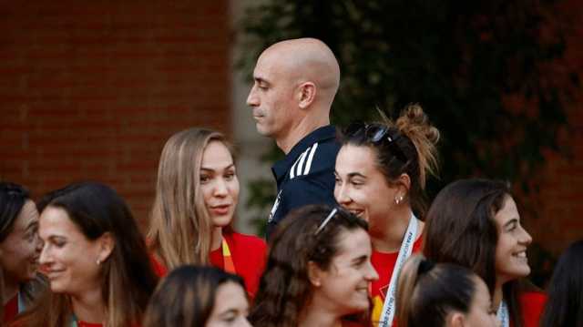 فيفا يقرر إيقاف روبياليس بعد فضيحة تقبيل لاعبة منتخب إسبانيا