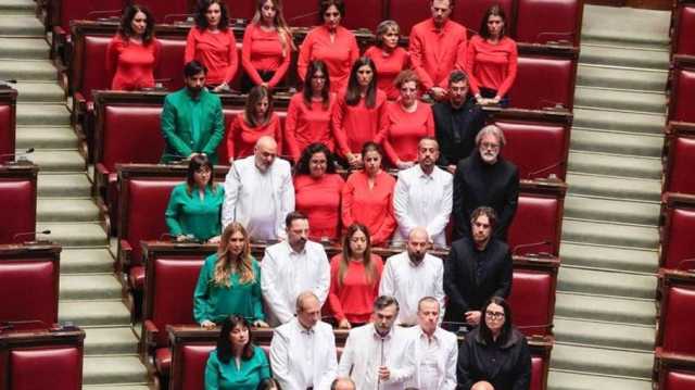نواب إيطاليون يتزينون بعلم فلسطين .. أصبح رمزًا عالميًا للنضال ودعم الإنسانية
