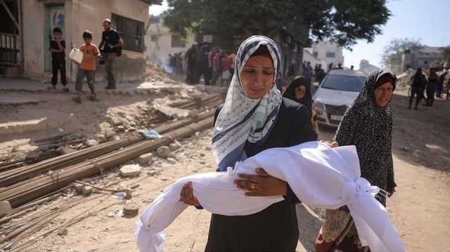 28 شهيدا في يوم دموي بغزة.. واستهداف مباشر للمنازل والخيام (شاهد)