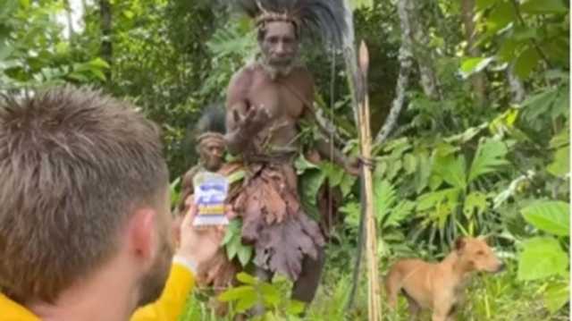 انتقادات واسعة لمؤثر إيرلندي بعد تصويره قبيلة آكلة لحوم بشر عبر تيك توك