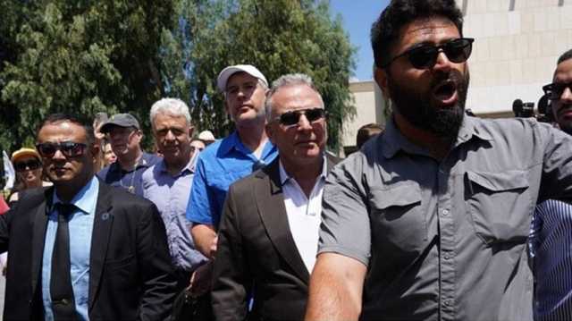 ويتكوف يزور مكان تظاهرة لعائلات الأسرى الإسرائيليين في تل أبيب