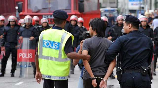 ماليزيا تعتقل طالبا مصريا تضامن مع غزة بشعارات على جدار السفارة.. مخاوف من ترحيله