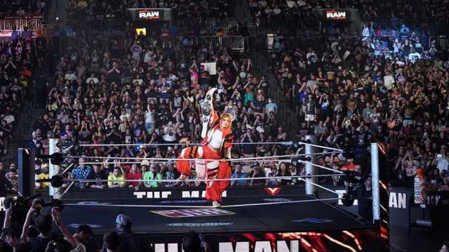 فوضى في WWE.. مشجعات يتصارعن أمام الجماهير والعدسات