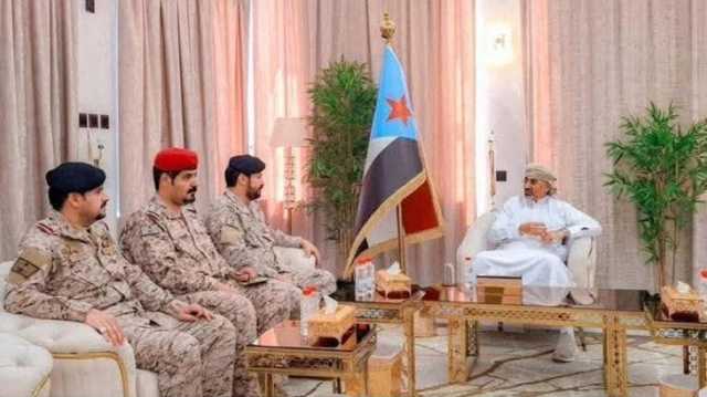 غياب علم اليمن وظهور علم الانفصال في لقاء وفد سعودي مع الزبيدي بعدن يثير التساؤلات