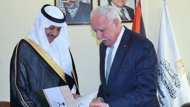 أول سفير سعودي لدى السلطة يصل رام الله ويقدم أوراق اعتماده (شاهد)
