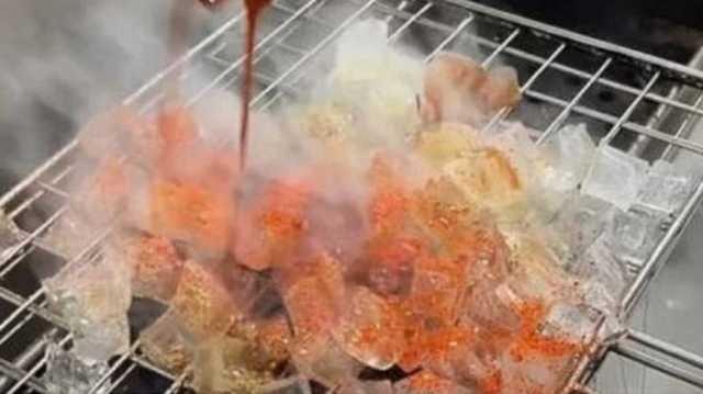 الثلج المشوي.. دعابة طباخ تتحول إلى وجبة حقيقية في الصين (فيديو)