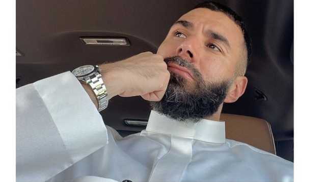 عمرو أديب يثير تفاعلا بعد مقارنة نفسه باللاعب بنزيما بسبب الثوب السعودي
