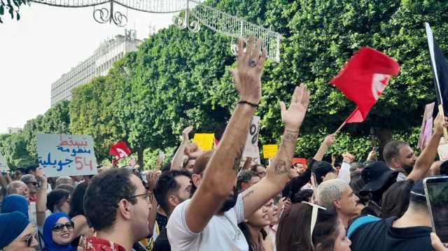 تونسيون يتظاهرون رفضا لتعديل قانون الانتخابات.. ارحل يا سعيّد (شاهد)