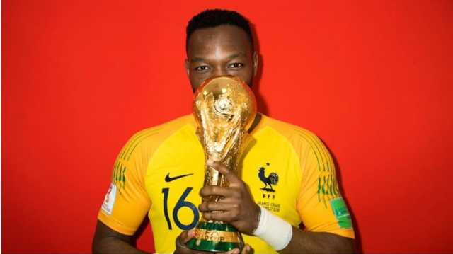 بطل مونديال 2018.. الحارس الفرنسي مانداندا يعلن اعتزال كرة القدم