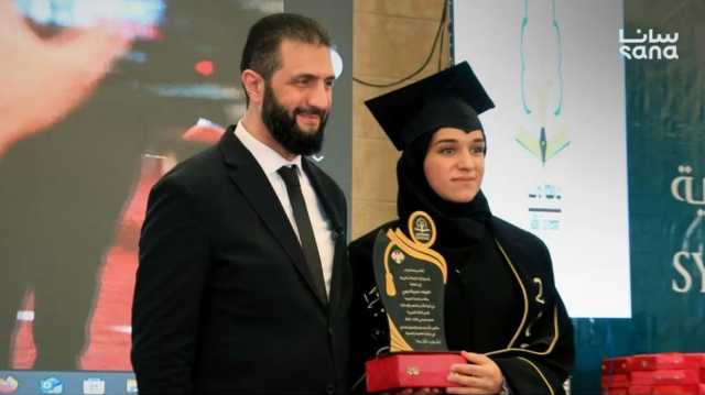 الرئيس السوري يحضر حفل تخرج عقيلته في جامعة إدلب (شاهد)