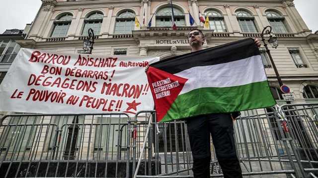 احتفالات في فرنسا بسقوط حكومة بايرو.. علم فلسطين حاضر