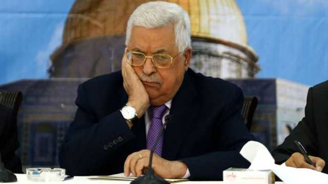 أطفال فلسطينيون يمزقون صورة لمحمود عباس في الخليل (الشاهد)