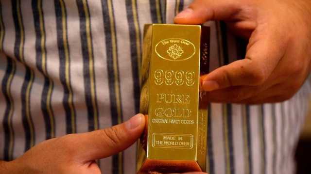 الذهب يرتفع قبل بيانات المركزي الأمريكي.. والدولار إلى انخفاض
