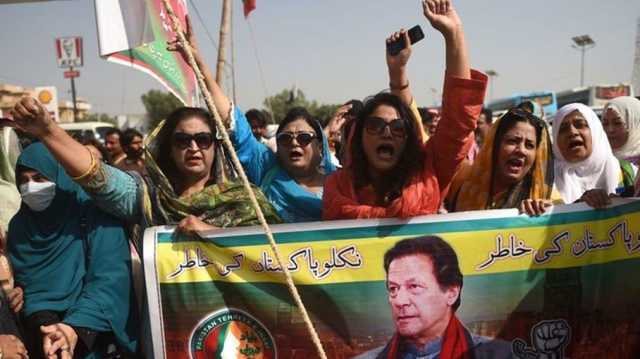 حكم جديد على عمران خان قبل أيام من الانتخابات التشريعية.. ما علاقة زوجته؟
