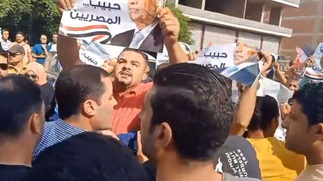محاولات للاعتداء على طنطاوي أمام الشهر العقاري في الشرقية (فيديو)