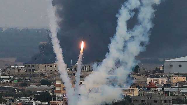 رشقة صاروخية من غزة باتجاه الأراضي المحتلة.. والقسام تستهدف عدة آليات بمحاور التوغل