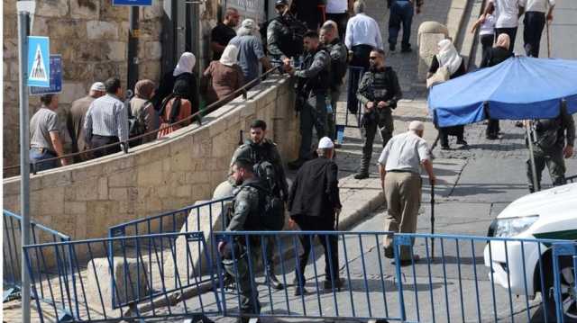 تشديد في القدس.. ومنع فلسطينيين من أداء صلاة الجمعة في الأقصى (شاهد)