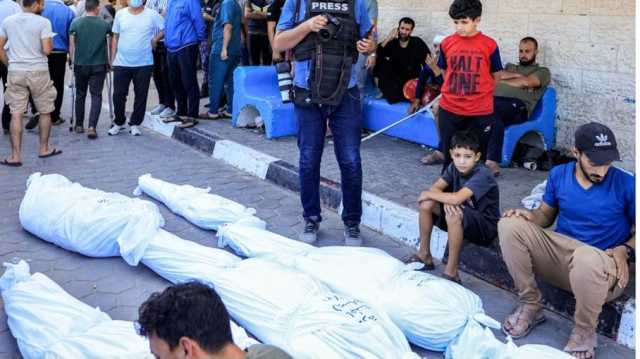 أب فلسطيني يحذر نجله من الانهيار خلال وداع شهداء العدوان (شاهد)