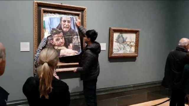 مناصرو فلسطين يحتجون أمام لوحة لبيكاسو في لندن ويسكبون الطلاء الأحمر (شاهد)