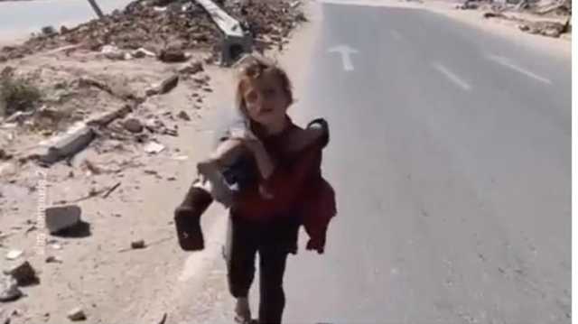 تفاعل واسع مع مشهد يظهر طفلة في غزة وهي تحمل شقيقتها المصابة (شاهد)