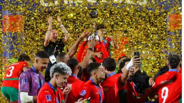 حكيمي يعلق على تتويج المغرب بكأس العالم للشباب: المستقبل لنا
