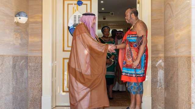 ملك إسواتيني يستقبل نائب وزير الخارجية السعودي بزي مثير (شاهد)