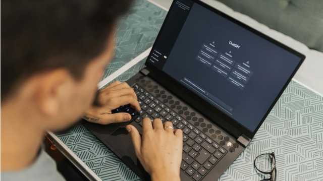 دراسات: روبوتات الدردشة متملقة وعابثة بالعواطف.. هل تدفع للانتحار؟