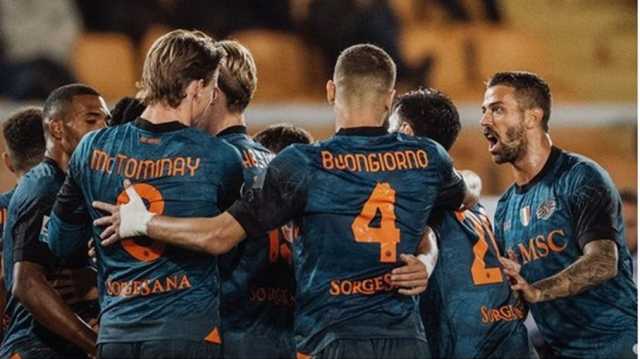 نابولي يفوز بصعوبة على ليتشي وينفرد بصدارة الكالتشيو