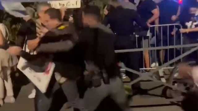 مواجهات بين شرطة الاحتلال ومتظاهرين يطالبون بإقالة نتنياهو (شاهد)