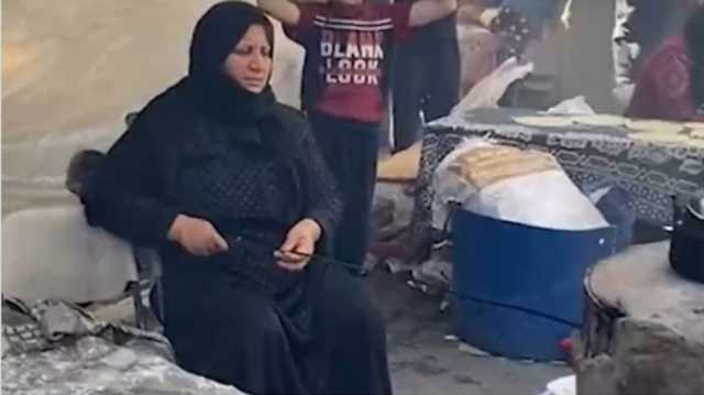 سيدة من غزة تتحدى الظروف وتعد الخبز رغم إصابة ابنها الخطرة (فيديو)