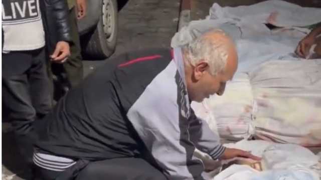 قطعونا أشلاء والأمة بتتفرج.. جد فلسطيني يخاطب أحفاده الشهداء بحرقة في غزة (شاهد)