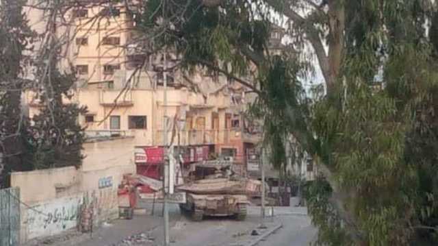 دبابات الاحتلال تحاصر عدد من المستشفيات في غزة.. آلاف النازحين بداخلها (شاهد)