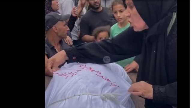 ما أحلى اسمك يمّا مجاهد صابر.. أم فلسطينية تتصدّر الفضاء الرقمي (شاهد)