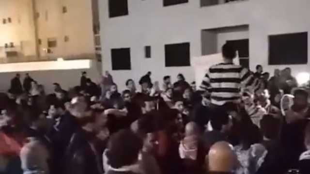 بعد دعوة أبو عبيدة.. الأردنيون يتظاهرون أمام سفارة الاحتلال في عمّان (شاهد)