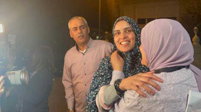 لحظات مؤثرة للقاء الأسيرة المحررة مرح باكير بوالدتها بعد الإفراج عنها (شاهد)