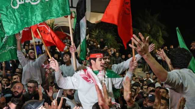 ضاحي خلفان يسخر من فرحة الفلسطينيين بتحرير أسراهم.. ردود غاضبة