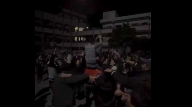 نازحون بمراكز الإيواء في غزة يحتفلون بنجاح صفقات التبادل (فيديو)