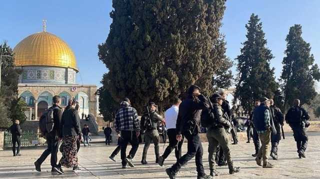عشرات المستوطنين يقتحمون باحات المسجد الأقصى تحت حماية من الاحتلال (شاهد)