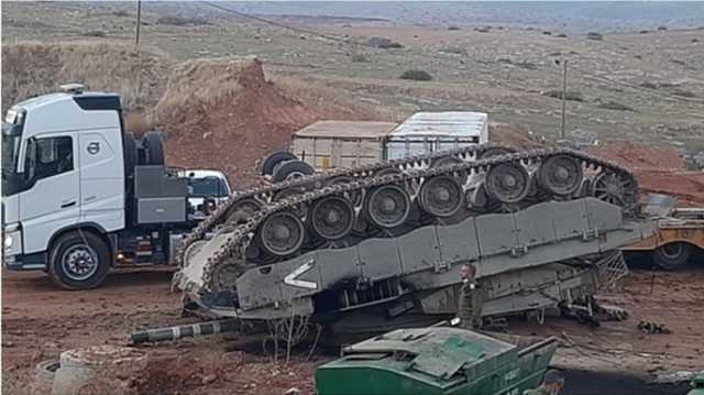 مشاهد لانقلاب دبابة للاحتلال خلال انسحابها من مارون الراس (فيديو)