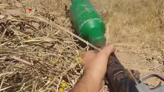 مقاتل من القسام يزحف على الأشواك قبل تدمير ناقلة جنود شرق جباليا (شاهد)